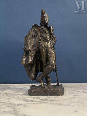 statue en bronze représentant un homme coiffé d'un chapeau et vêtu d'un manteau, tenant une canne