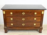 une commode en bois avec un plateau en marbre