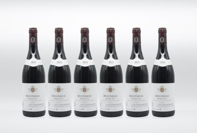 six bouteilles de vin sont alignées dans une rangée