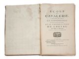 un livre ouvert sur lequel figure l'image d'un château