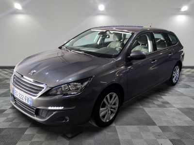 la photo d'une voiture grise garée dans un garage