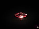 un diamant rose qui brillait dans l'obscurité