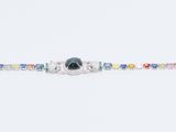 une photo d'un bracelet en perles posé sur un fond blanc