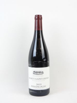 la bouteille de vin est posée sur une surface blanche