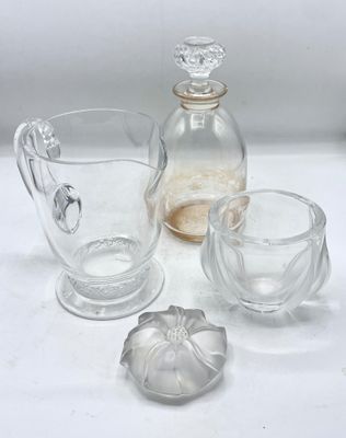 un pichet en verre et deux verres posés sur une table