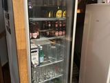 un réfrigérateur qui contient beaucoup de bouteilles