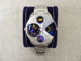 une montre posée sur un étui bleu