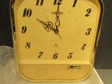 une horloge jaune posée sur une table