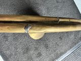 un stylo doré qui est posé par terre