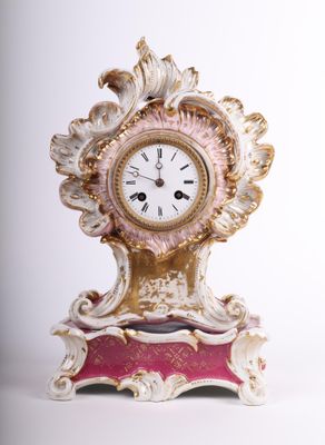 une horloge posée sur une table