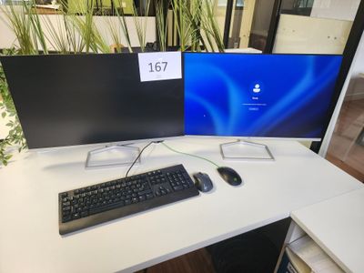 deux écrans d'ordinateur et un clavier sur un bureau