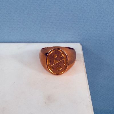 une image représentant une chevalière en or sur laquelle figure la lettre « s »