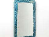 un miroir accroché au mur de la pièce