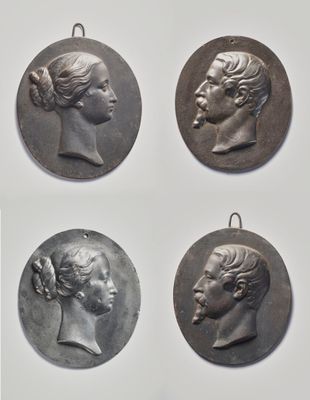 quatre médaillons en argent représentant des visages d'hommes et de femmes