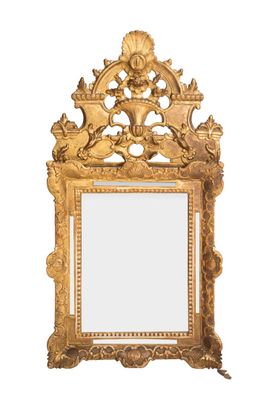 Glace à fronton en bois sculpté et doré sommé d'un vase fleu… - Photo 1