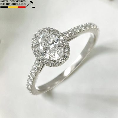 gros plan d'une bague en diamant sur fond blanc