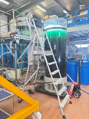 une grande machine installée à l'intérieur d'un bâtiment