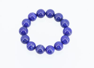 un gros plan d'un bracelet orné de perles bleues sur fond blanc