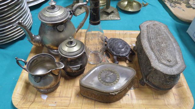 Trois pièces de forme en métal, coffret en métal, coffret à bijou...