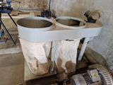 deux lavabos qui se trouvent dans une pièce