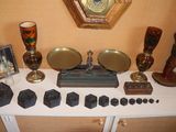 une table sur laquelle se trouvent une horloge et de nombreux objets divers