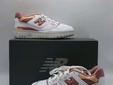 Les chaussures New Balance sont présentées dans une boîte