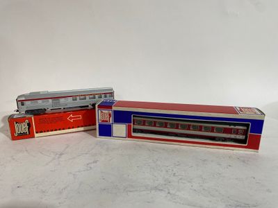 deux petits trains assis l'un à côté de l'autre sur une table