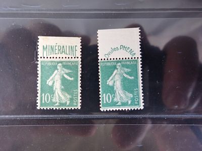deux timbres dans une boîte transparente, sur lesquels figure une femme