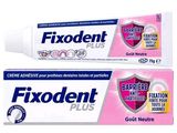 deux tubes de dentifrice Fixodent Plus sur fond blanc