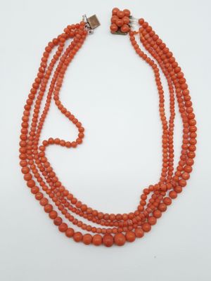 un collier de perles orange sur fond blanc