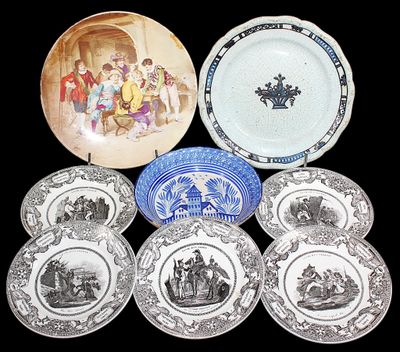 plusieurs assiettes ornées de motifs et de dessins variés sur fond noir