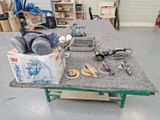 une table sur laquelle se trouvent de nombreux outils