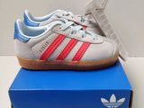 Baskets adidas Gazelle grises et rouges