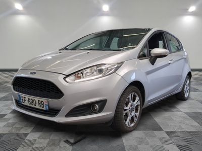 la voiture argentée est garée sur un sol en damier dans le garage