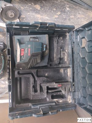 une boîte contenant des outils posée sur le sol