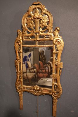 Glace à pare close en bois doré, décor de vignes et fronton … - Photo 1