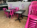 des tables et des chaises dans un restaurant, avec des chaises roses devant le comptoir