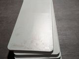 trois assiettes blanches empilées les unes sur les autres sur une table