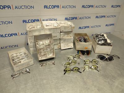 plusieurs cartons contenant des objets divers, posés sur une table devant un mur