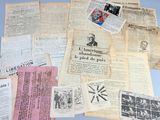 Plusieurs vieux journaux français sont empilés les uns sur les autres