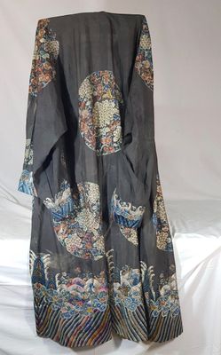 une image représentant une robe ornée d'un motif de dragon
