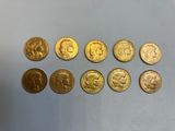 un tas de pièces d'or posé sur une table