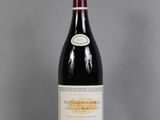 une bouteille de vin posée sur une table