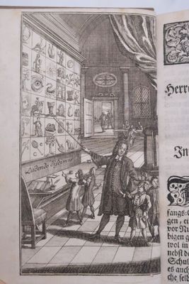 un vieux livre sur lequel figure l'image d'un homme dans une pièce