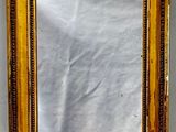 une photo d'une photo d'un miroir accroché au mur
