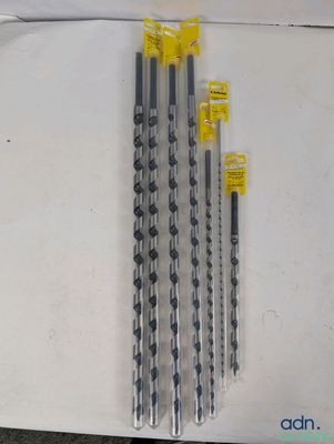 quatre forets posés sur une table