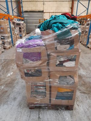 LOT DE SOLDERIE DONT VETEMENTS + PLAIDS + LINGE DE MAISON + COUSSINS + - Photo 1