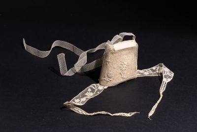 Coiffe dite "borledenn" du pays de Quimper en filet rebrodé, montée su - Photo 1