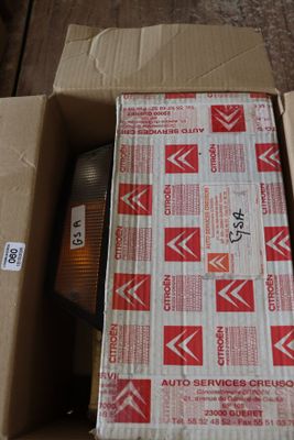 une boîte en carton ornée d'un motif rouge et blanc