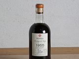 une bouteille d'alcool posée sur une table en bois